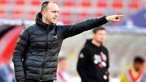 Trainer Ole Werner vom Fußball-Zweitligisten Holstein Kiel © IMAGO / Zink 