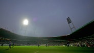 Beim Stromausfall 2004 im Weserstadion spendet lediglich ein Flutlichtmast Licht. © IMAGO / MIS 