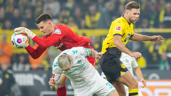 Torwart Michael Zetterer (Werder), Marco Friedl (Werder), Niclas Füllkrug (BVB) Borussia Dortmund © Imago images Foto: Moritz Müller