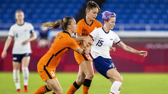 Die niederländische Fußball-Nationalspielerin Lynn Wilms (l.) während des Olympia-Viertelfinals gegen die USA im Zweikampf mit Megan Rapinoe (r.). © picture alliance / ANP | Koen van Weel 