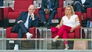 Bundesinnenministerin Nancy Faeser mit der "One-Love"-Binde neben FIFA-Präsident Gianni Infantino © IMAGO / Bildbyran 