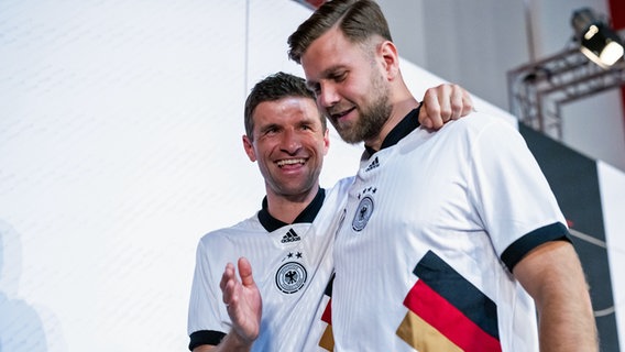 Die deutschen Fußball-Nationalspieler Thomas Müller (l.) und Niclas Füllkrug © picture alliance / GES/Markus Gilliar | Markus Gilliar 