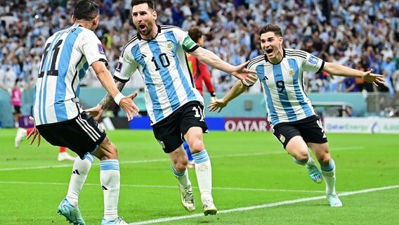 Jubel bei Argentiniens Messi (Mitte) © Witters 