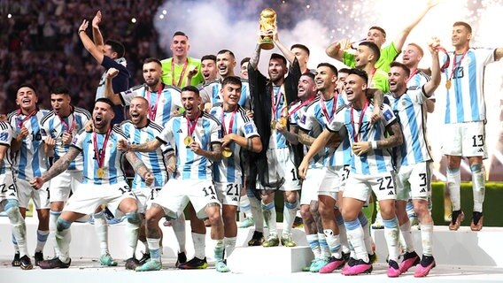 Die argentinischen Fußball-Nationalspieler feiern ihren Sieg bei der WM in Katar. © IMAGO / PA Images 