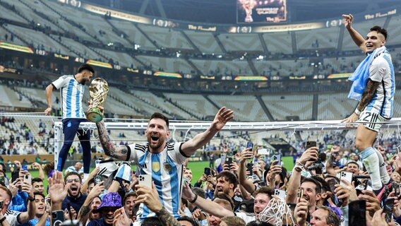 Die argentinischen Fußball-Nationalspieler feiern ihren Sieg bei der WM in Katar. © IMAGO / ITAR-TASS 