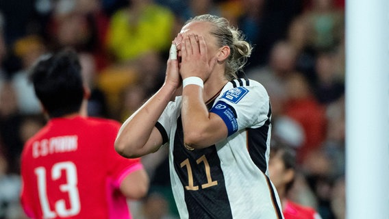 Nationalspielerin Alexandra Popp schlägt verzweifelt die Hände vor das Gesicht. © IMAGO / Eibner 