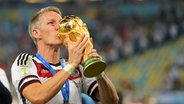 Bastian Schweinsteiger küsst den WM-Pokal © Witters Foto: MatthewAshton
