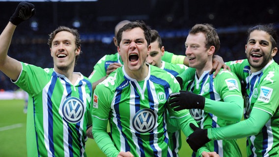 Wolfsburgs Marcel Schäfer (M.) bejubelt seinen Treffer in Berlin. © Witters Foto: Frank Peters