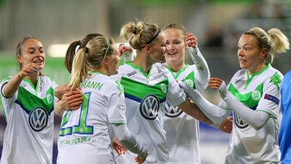 Jubel bei den Frauen des VfL Wolfsburg © Imago/regios24 