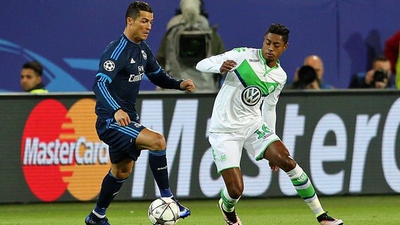 Wolfsburgs Bruno Henrique (r.) beim Zweikampf gegen Madrids Cristiano Ronaldos © Fishing4 