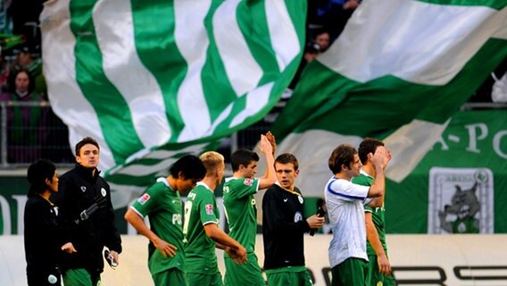 Feiernde Wolfsburger Spieler © dpa 