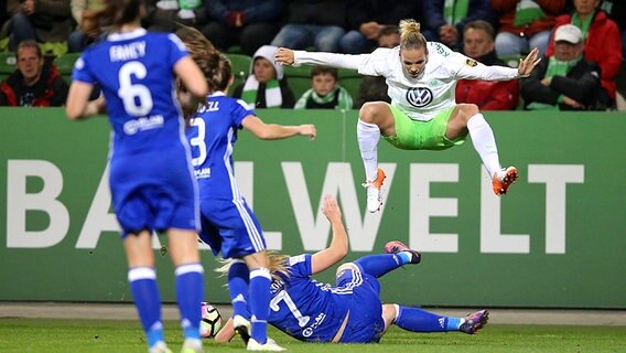 Wolfsburgs Nilla Fischer Isabel Kerschowski springt über das gestreckte Bein von Chelseas Gemma Davison. © imago/Hübner 