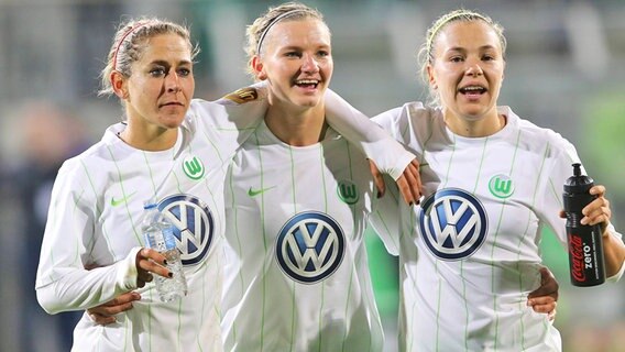 Glückliche Gesichter: Anna Blässe, Alexandra Popp und Zsanett Jakabfi (v.l.) vom VfL Wolfsburg. © imago/Hübner 