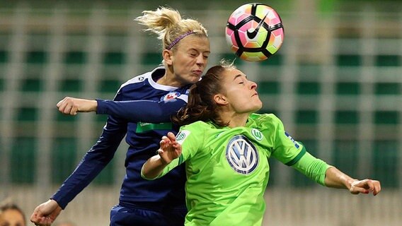 Wolfsburgs Tesse Wullaert (r.) im Kopfballduell mit Johanna Elsig (Turbine Potsdam) © imago/regios24 