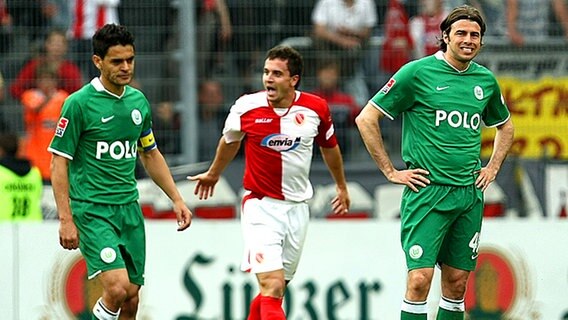 Cottbus-Stürmer Dimitar Rangelow jubelt über sein Tor gegen Wolfsburg. © dpa 