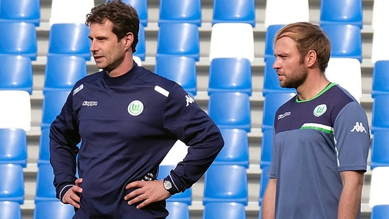 Wolfsburgs Trainer Ralf Kellermann (l.) und Co-Trainer Stephan Lerch © picture alliance/CITYPRESS 24 