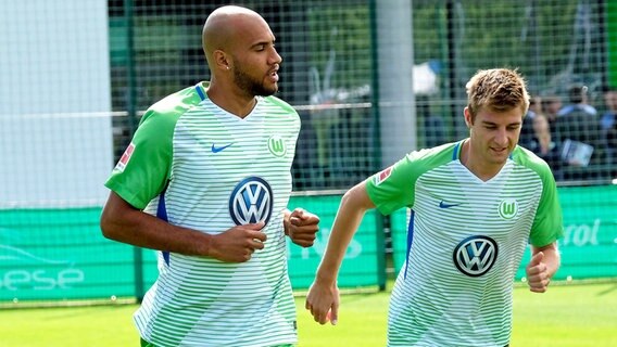 John Anthony Brooks (l.) und Robin Knoche beim Training des VfL Wolfsburg © dpa Foto: Peter Steffen