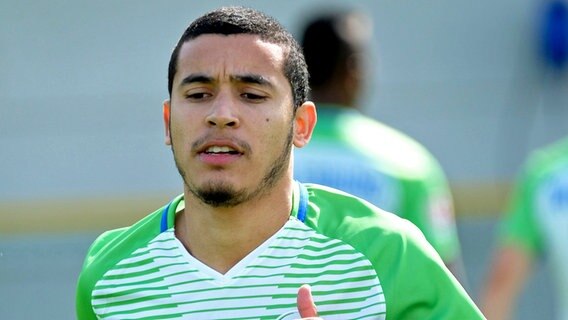 Der Brasilianer William beim Training des VfL Wolfsburg © dpa Foto: Peter Steffen