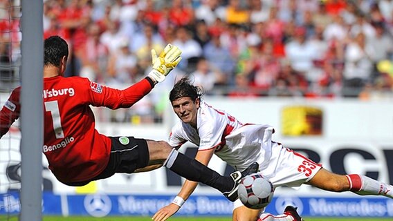 VfL-Torwart Diego Benaglio hat gegen Mario Gomez keine Chance. © AP 