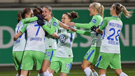 Jubel bei den Spielerinnen des VfL Wolfsburg © imago/foto2press 