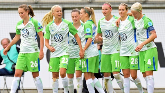 Jubelnde Wolfsburgerinnen © dpa-Bildfunk Foto: Peter Steffen