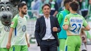 Wolfsburgs Trainer Bruno Labbadia (M.) nach dem 4:1-Sieg über den 1. FC Köln. © imago / Sven Simon 