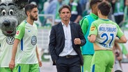 Wolfsburgs Trainer Bruno Labbadia (M.) nach dem 4:1-Sieg über den 1. FC Köln. © imago / Sven Simon 
