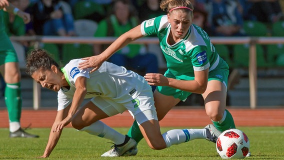 Wolfsburgs Claudia Neto (l.) im Zweikampf mit Bremens Samantha Steuerwald © imago/foto2press 