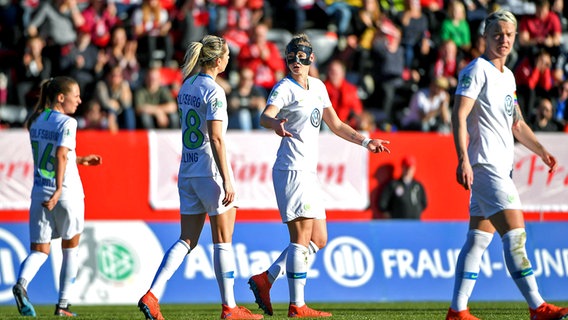 Enttäuschung bei den Spielerinnen des VfL Wolfsburg © imago/foto2press 