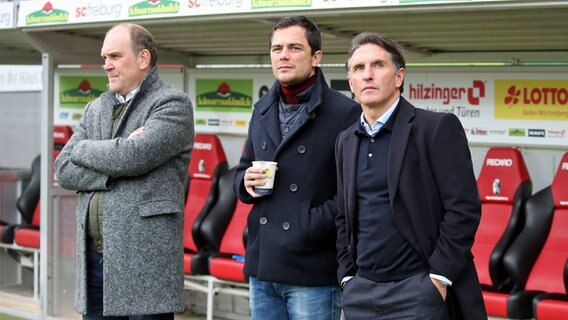 VfL-Sportchef Jörg Schmadtke (l.) mit Sportdirektor Marcel Schäfer (M.) und Trainer Bruno Labbadia. © imago / Sportfoto Rudel 
