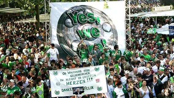 Wolfsburgs Fans feiern die Meisterschaft. © dpa 