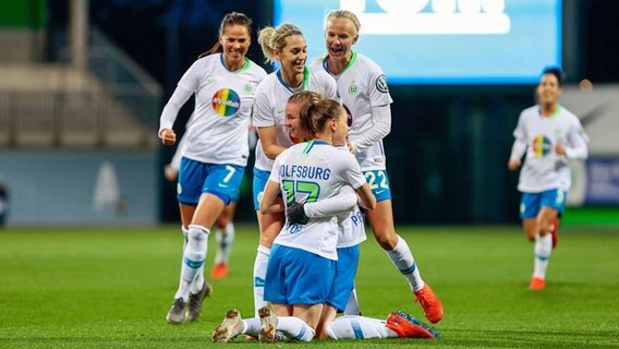 Wolfsburgerinnen bejubeln Treffer gegen Turbine Potsdam. © Imago Foto: Imago / Jan Huebner