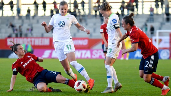 Wolfsburg Alexandra Popp setzt sich gegen Bayerns Sara Däbritz (l.) durch. © imago/foto2press 