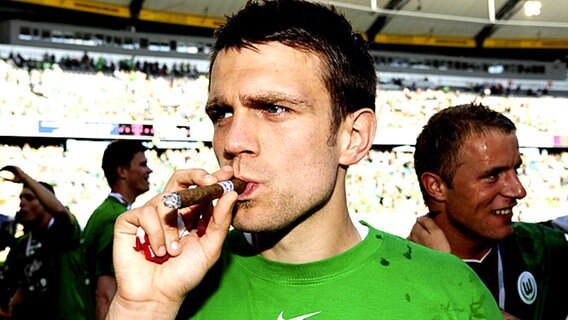 Zvjezdan Misimovic raucht eine Sieger-Zigarre. © dpa 