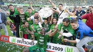 Jubel bei den Profis des VfL Wolfsburg nach dem Gewinn der Meisterschaft 2009 © imago images/Ulmer 
