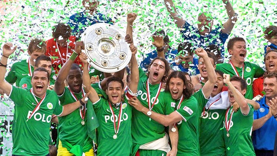 Die Spieler des VfL Wolfsburg bejubeln die Meisterschaft 2009. © imago sportfotodienst 