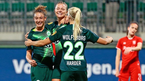 Die Fußballerinnen des VfL Wolfsburg bejubeln einen Treffer. © imago images/Jan Huebner 