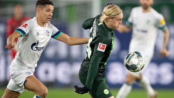 Wolfsburgs Xaver Schlager (r.) spielt gegen Schalkes Amine Harit © picture alliance/dpa Foto: Swen Pförtner