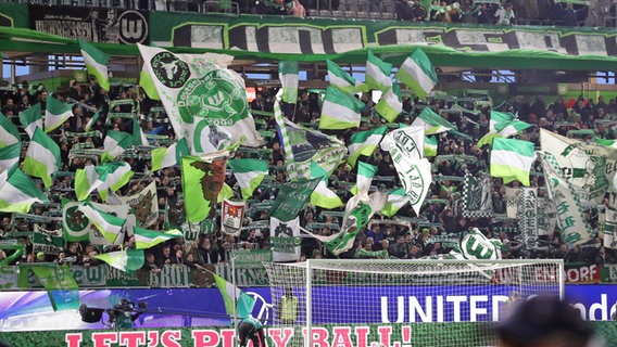 Fans des VfL Wolfsburg © imago images/regios24 