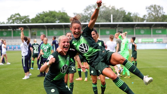 Pia-Sophie Wolter (l.) und Felicitas Rauch vom VfL Wolfsburg feiern den Gewinn der Meisterschaft 2020. © imago images/regios24 