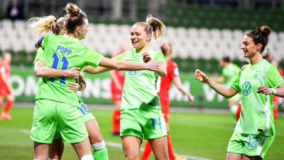 Die Wolfsburgerin Alexandra Popp jubelt mit ihren Teamkolleginnen. © IMAGO / foto2press 