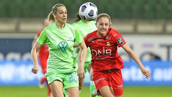 Lena Goeßling (l.) vom VfL Wolfsburg im Duell mit Camilla Linberg Lilleström SK Kvinner © IMAGO / foto2press 