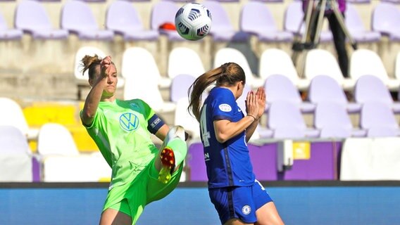 Alexandra Popp (l.) vom VfL Wolfsburg im Duell mit Chelseas Fran Kirby © IMAGO / Sports Press Photo 