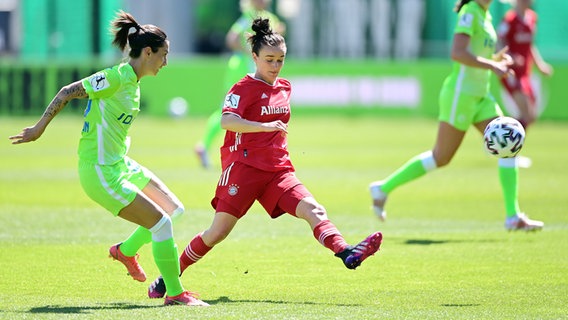 Wolfsburgs Sara Doorsoun (l.) im Zweikampf mit Bayerns Lina Magull © Witters 