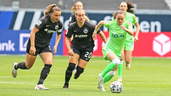 Stürmerin Ewa Pajor (r.) vom VfL Wolfsburg im Bundesliga-Spiel bei Eintracht Frankfurt in Aktion © IMAGO / Eibner 