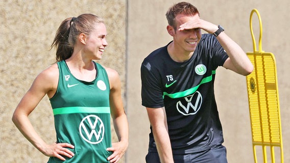 Stürmerin Ewa Pajor und Trainer Tommy Stroot vom Frauenfußball-Bundesligisten VfL Wolfsburg © IMAGO / regios24 