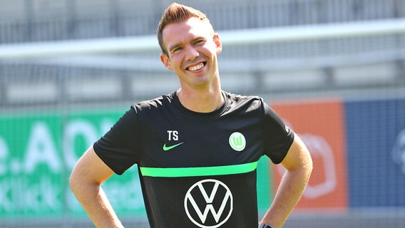 Trainer Tommy Stroot vom Frauenfußball-Bundesligisten VfL Wolfsburg © IMAGO / regios24 