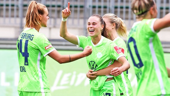 Jubel bei den Fußballerinnen des VfL Wolfsburg um Torschützin Ewa Pajor (M.) © IMAGO / regios24 