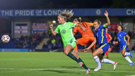 Tabea Waßmuth vom VfL Wolfsburg setzt sich beim Chelsea LFC durch © imago images/Sports Press Photo Foto: Pedro Soares