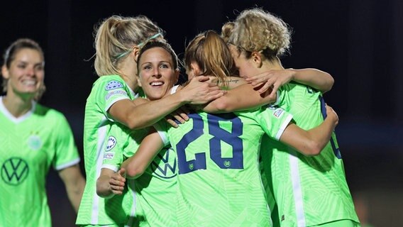 Svenja Huth (M.) vom VfL Wolfsburg jubelt mit ihren Mitspielerinnen © imago images/Offside Sports Photography Foto: Charlotte Wilson